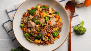 Arroz vermelho com atum, brócolis e cenoura (Imagem: Kritchai7752 | Shutterstock)