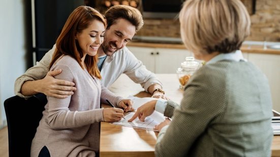 Os três relacionamentos configuram vínculo afetivo, mas apenas dois geram efeitos jurídicos (Imagem: Drazen Zigic | Shutterstock)