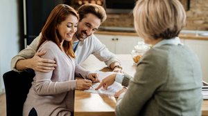 Os três relacionamentos configuram vínculo afetivo, mas apenas dois geram efeitos jurídicos (Imagem: Drazen Zigic | Shutterstock)