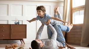 A presença paterna impacta diretamente o desenvolvimento emocional das crianças (Imagem: fizkes | Shutterstock)