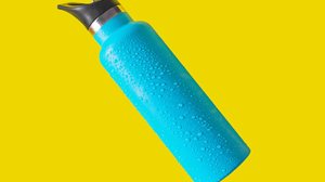 Manter a higiene da garrafa térmica é importante para evitar a  proliferação de bactérias e fungos (Imagem: Maria Francesca Moccia | Shutterstock)