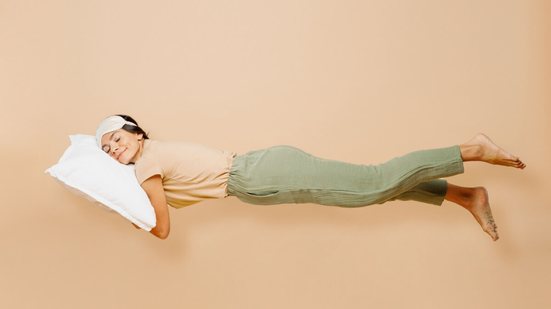 A rotina do sono deve ser mantida mesmo nas férias (Imagem: ViDI Studio | Shutterstock)