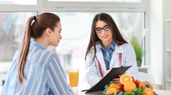 O nutricionista ajuda a manter a alimentação saudável, auxiliando na prevenção de doenças (Imagem: Pixel-Shot | Shutterstock)