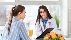 O nutricionista ajuda a manter a alimentação saudável, auxiliando na prevenção de doenças (Imagem: Pixel-Shot | Shutterstock)