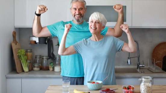 Frutas, cereais integrais e hidratação adequada estão entre as opções de alimentos e bebidas que auxiliam na energia diária (Imagem: pics five | Shutterstock)
