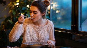 Alguns alimentos podem ajudar a melhorar a disposição nos dias mais frios (Imagem: Maksym Azovtsev | Shutterstock)