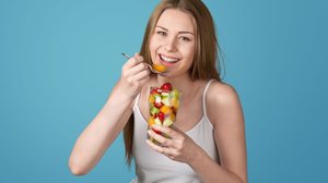 A alimentação reflete diretamente na aparência e na saúde da pele (Imagem: Billion Photos | Shutterstock)