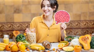 Uma dieta rica em nutrientes ajuda a regular o humor e a fortalecer o organismo contra os efeitos do estresse (Imagem: RossHelen | Shutterstock)