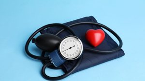 A pressão alta é uma das doenças crônicas mais comuns no Brasil e no mundo (Imagem: New Africa | Shutterstock)