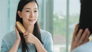 Os hábitos do inverno podem impactar a saúde do cabelo (Imagem: WHYFRAME | Shutterstock)