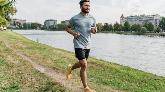Síndrome do joelho de corredor pode causar dores e exige cuidados (Imagem: muse studio | Shutterstock)