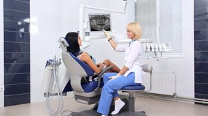 As cáries comprometem os dentes e demandam atendimento odontológico (Imagem: Kovalchynskyy Mykola | Shutterstock)