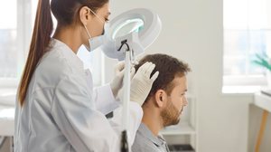 A alopecia areata causa falhas arredondadas no cabelo (Imagem: Studio Romantic | Shutterstock)