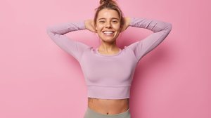 A diástase abdominal é um incômodo comum entre as mulheres pós-parto (Imagem: Cast Of Thousands | Shutterstock)