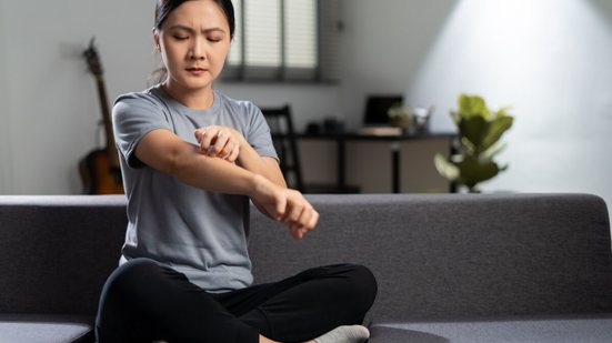 A urticária pode ser causada por diferentes fatores (Imagem: CHAjAMP | Shutterstock)