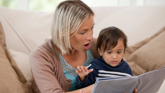 O desenvolvimento da fala da criança deve ser acompanhado pelos pais (Imagem: wavebreakmedia | Shutterstock)