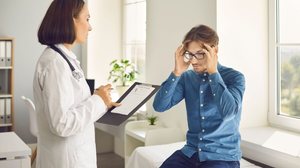 A avaliação médica individual é essencial para recomendação do plano de tratamento mais adequado para cada caso (Imagem: Studio Romantic | Shutterstock)