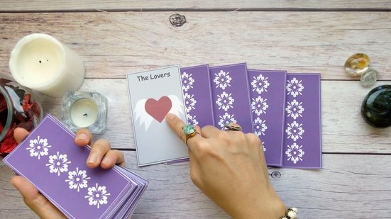 O baralho cigano traz conselhos para cada nativo no mês de abril (Imagem: vimolsiri.s | Shutterstock)