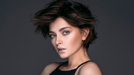 O cabelo deixou de ser coadjuvante nos desfiles e se tornou uma extensão do visual das marcas (Imagem: kiuikson | Shutterstock)