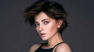 O cabelo deixou de ser coadjuvante nos desfiles e se tornou uma extensão do visual das marcas (Imagem: kiuikson | Shutterstock)