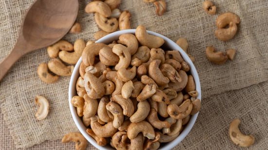 Incluir castanhas na rotina é um gesto simples que produz efeitos profundos na saúde e na longevidade (Imagem: Art Stocker | Shutterstock)