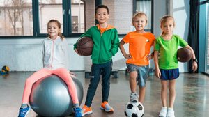 A diversidade de esportes na infância pode trazer ganhos importantes para o corpo e para a mente das crianças (Imagem: LightField Studios | Shutterstock)