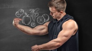 Uma dieta equilibrada é fundamental para a construção dos músculos (Imagem: Gearstd | Shutterstock)