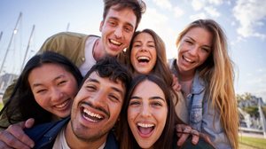 As amizades contribuem para o bem-estar emocional (Imagem: CarlosBarquero | Shutterstock)