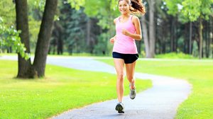 Atividade física é benéfica para quem tem prisão de ventre (Imagem: Maridav | Shutterstock)