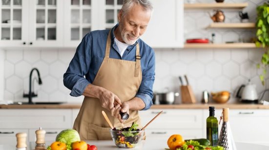 A dieta mediterrânea pode contribuir para a prevenção de doenças como o Alzheimer (Imagem: Prostock-studio | Shutterstock)