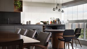 As cadeiras definem estilos e se somam na identidade do projeto (Projeto: Gleuse Ferreira Arquitetura | Imagem: Mathews Montalvão)