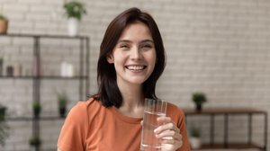 A água é essencial para o equilíbrio do organismo (Imagem: fizkes | Shutterstock)