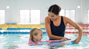A prática regular da natação contribui significativamente para o fortalecimento do sistema respiratório das crianças (Imagem: PeopleImages.com - Yuri A | Shutterstock)