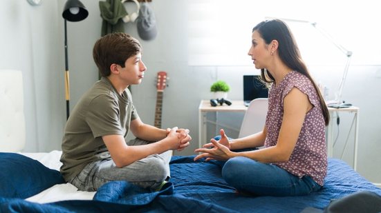 Conversas familiares que promovam um desenvolvimento da sexualidade baseado em respeito são importantes (Imagem: antoniodiaz | Shutterstock)