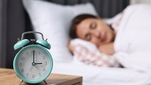 Um bom descanso é mais valioso que longas horas na cama (Imagem: New Africa | Shutterstock)