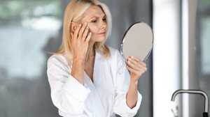 A redução dos hormônios também afeta a qualidade da pele das mulheres (Imagem: Prostock-studio | Shutterstock)