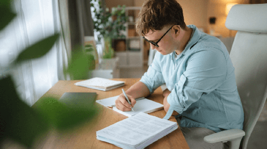 A Teoria de Resposta ao Item (TRI) avalia a coerência das respostas de cada participante (Imagem: Miljan Zivkovic | Shutterstock)