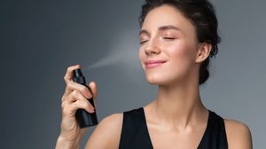 A preparação e a finalização corretas fazem toda a diferença para manter a maquiagem bonita e uniforme nos dias mais frios (Imagem: RomarioIen | Shutterstock)