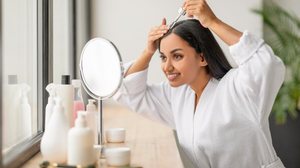 Tratamentos caseiros para cabelo fazem sucesso nas redes sociais (Imagem: Prostock-studio | Shutterstock)