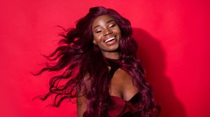 Vermelho-cereja é a nova tendência para os cabelos (Imagem: Roman Samborskyi | Shutterstock)