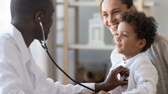 A preparação da criança antes da consulta ajuda a reduzir o medo de médico (Imagem: fizkes | Shutterstock)