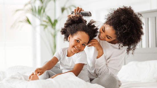 A maneira como o cabelo é cuidado na infância pode transformar a rotina dos fios em um momento de vínculo e descoberta  (Imagem: Evgeny Atamanenko | Shutterstock)