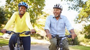Andar de bicicleta é uma atividade que ajuda a controlar a artrose no joelho (Imagem: Monkey Business Im | Shutterstock)