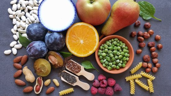 As fibras aceleram o trânsito intestinal e diminuem o tempo de contato com substâncias que podem estimular o surgimento do câncer (Imagem: Daniela Maksimovic | Shutterstock)