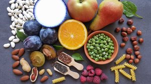 As fibras aceleram o trânsito intestinal e diminuem o tempo de contato com substâncias que podem estimular o surgimento do câncer (Imagem: Daniela Maksimovic | Shutterstock)