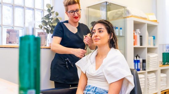 As terapias capilares realizadas durante o verão têm caráter preventivo e reparador (Imagem: Unai Huizi Photography | Shutterstock)