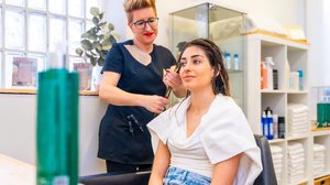 As terapias capilares realizadas durante o verão têm caráter preventivo e reparador (Imagem: Unai Huizi Photography | Shutterstock)