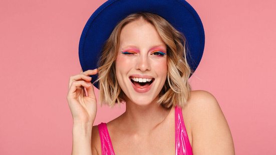 A maquiagem colorida deixa o look mais alegre (Imagem: Dean Drobot | Shutterstock)