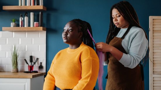 Profissionais que atuam com tranças e dreads têm se destacado no cenário atual da beleza (Imagem: G-Stock Studio | Shutterstock)
