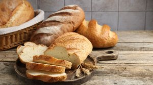 O pão pode fazer parte de uma dieta equilibrada (Imagem: New Africa | Shutterstock)